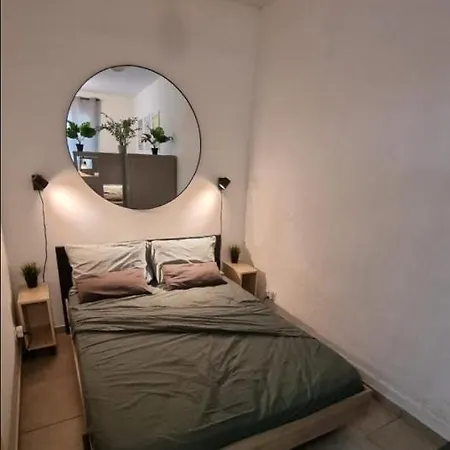 Апартаменты Le Petit Mozart Studio For 3 City Dwellers In The City Centre In Hyeres Йер