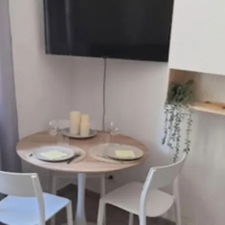 Le Petit Mozart Studio For 3 City Dwellers In The City Centre In Hyeres Апартаменты *